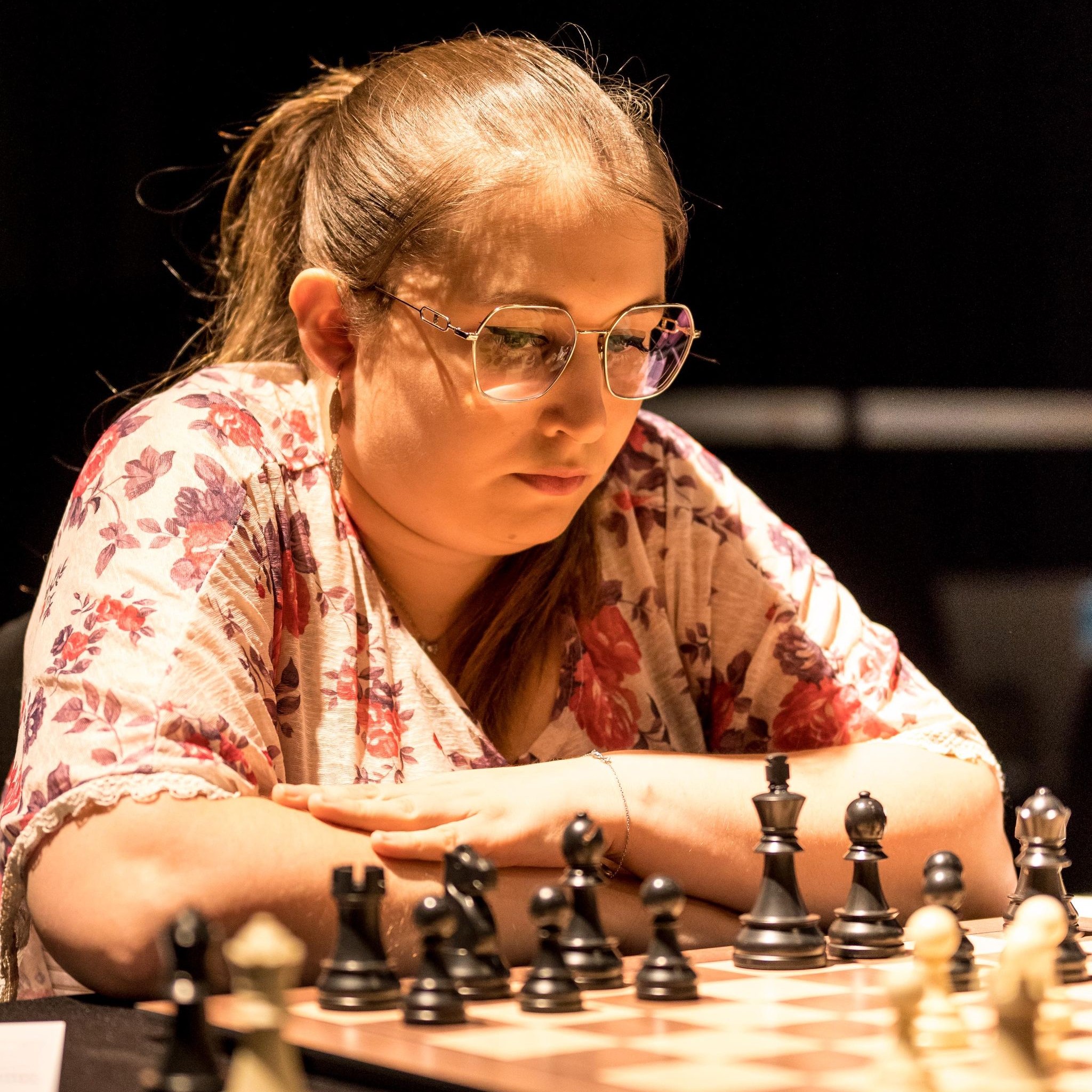 photo de Solenn Afraoui devant un jeu d'échecs