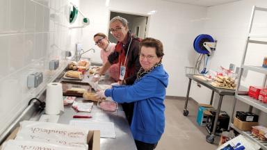 En cuisine, les sandwiches se pr&eacute;parent dans la bonne humeur