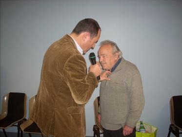 Serge re&ccedil;oit la m&eacute;daille d'argent jeunesse et sport de la part d' Hugue Saury 
