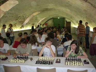 La salle de jeu remplie de joueurs attendant patiemment le d&eacute;but de la ronde.