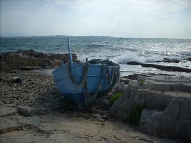 Une barque de p&ecirc;che pos&eacute;e sur une plage de galets