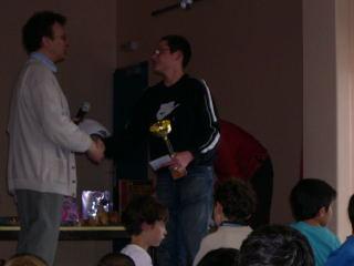 Maxime recoit la coupe du 1er Benjamin