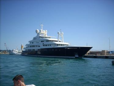 Un petit bateau dans le port de Cannes