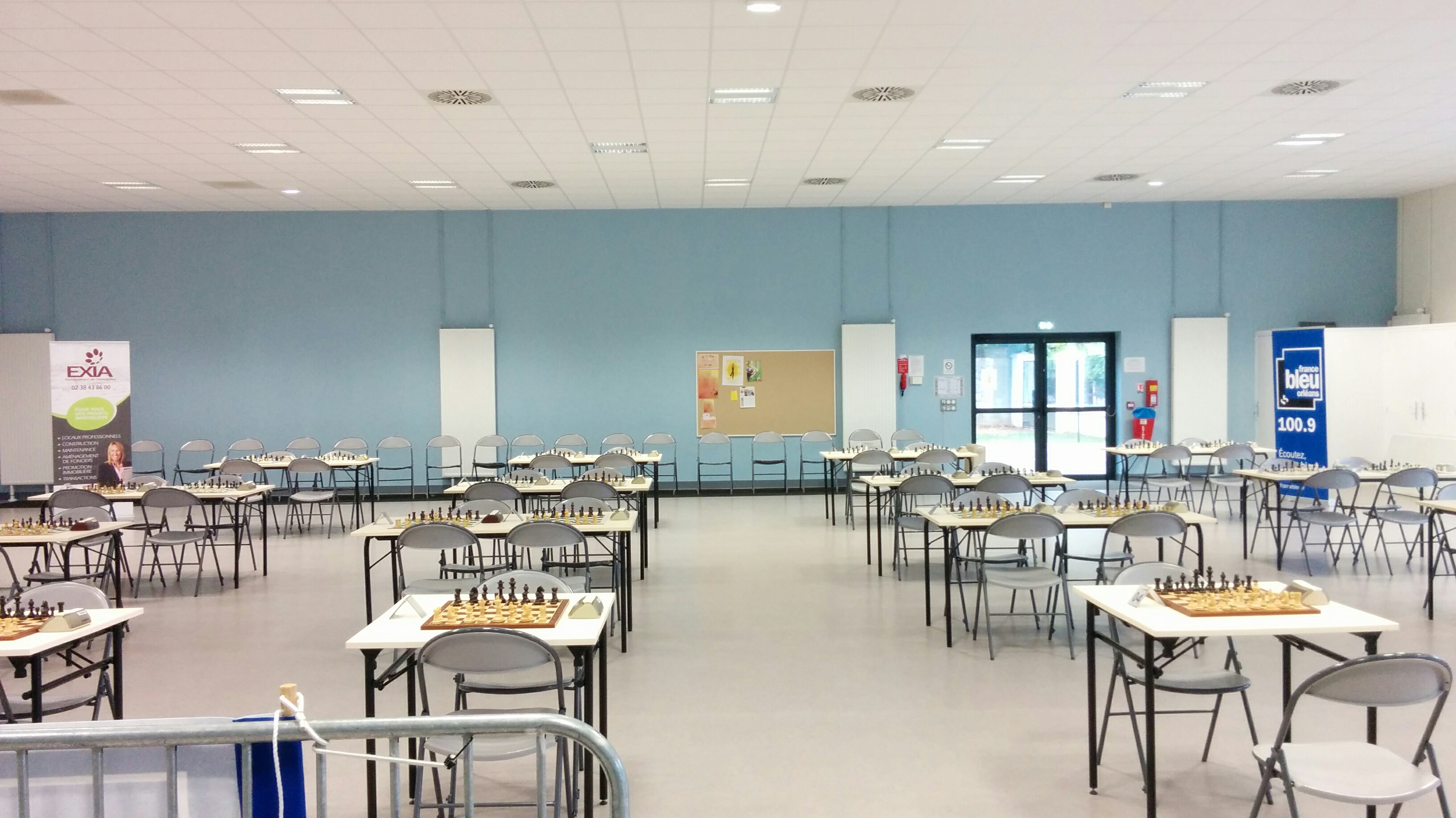 La salle vide, avec les rollup de France Bleu Orléans et de l'Exia