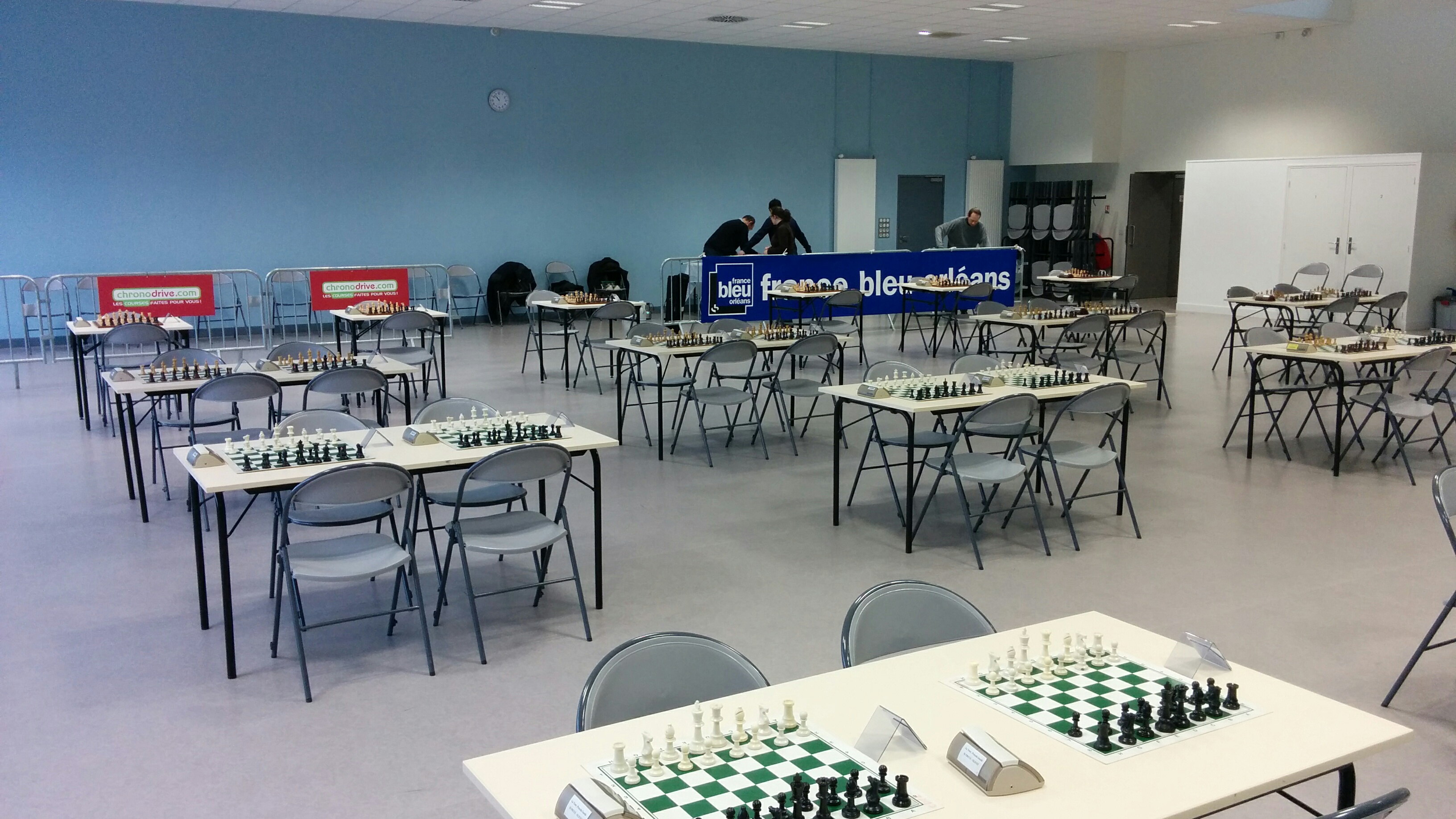 La salle vide, avec les banderolles France Bleu Orléans et chronodrive