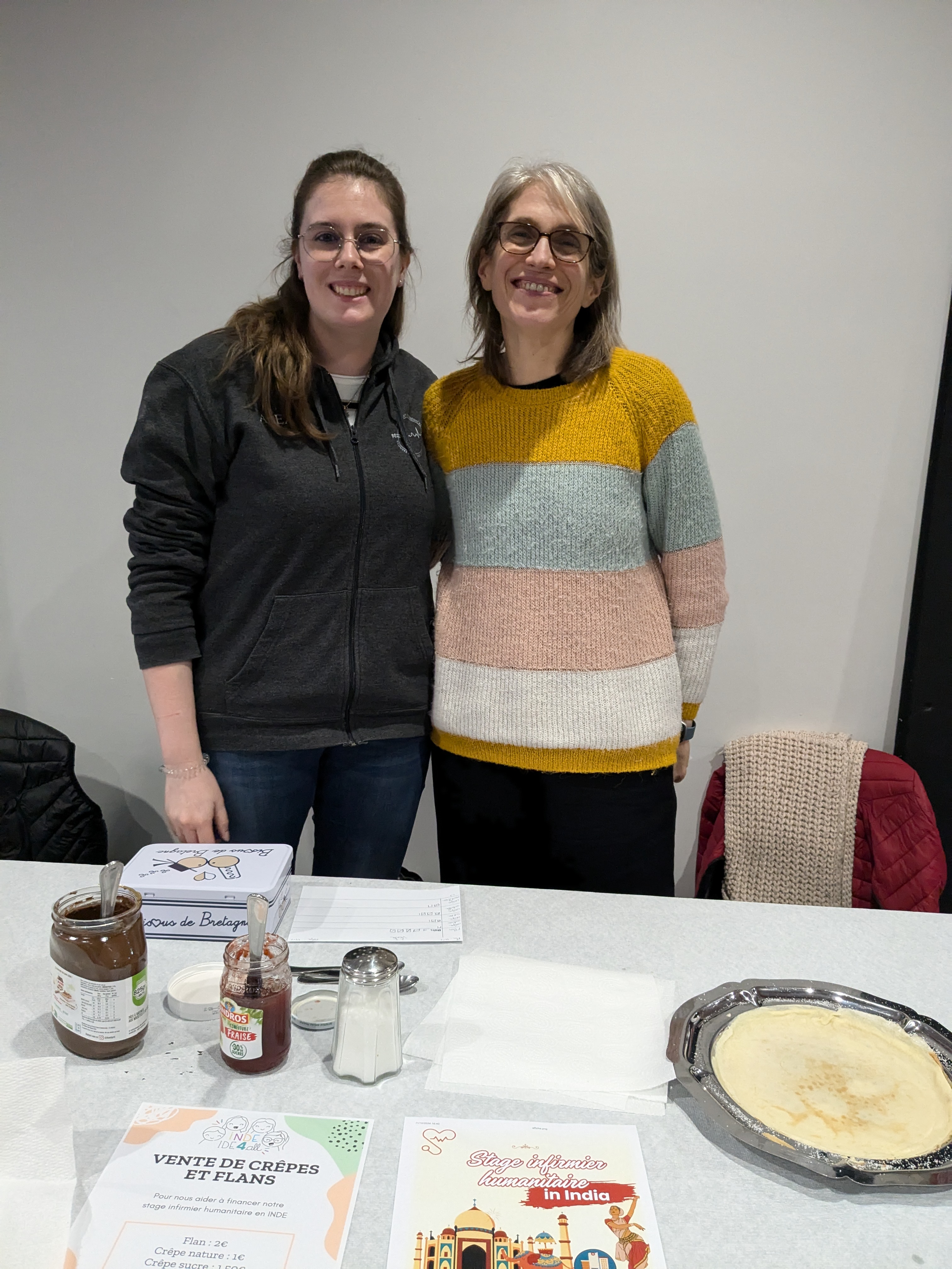 Alexia vend des crêpes et des parts de flan pour son stage humanitaire en Inde