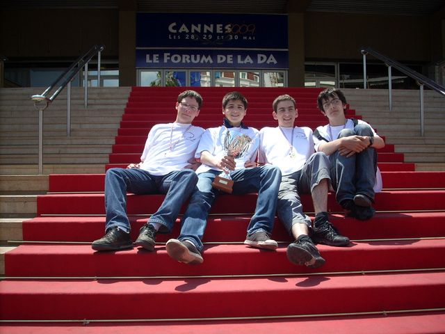 Les champions de France des lycées 2009, sur les marches du palais des festivals de Cannes.